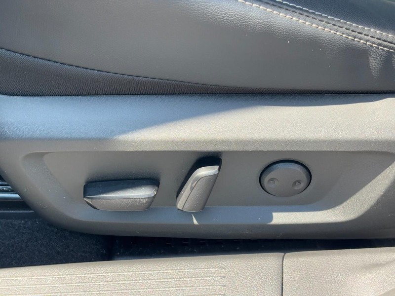 Nissan Rogue Vehicle Full-screen Gallery Image 15