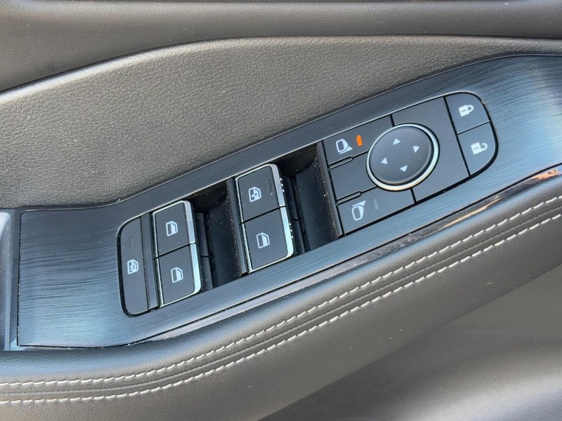 Nissan Rogue Vehicle Full-screen Gallery Image 16