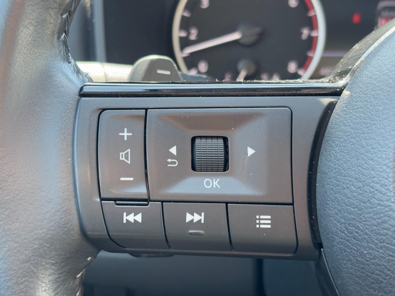 Nissan Rogue Vehicle Full-screen Gallery Image 17