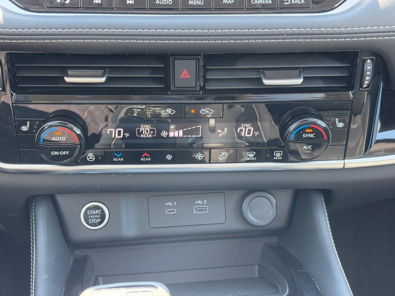 Nissan Rogue Vehicle Full-screen Gallery Image 23