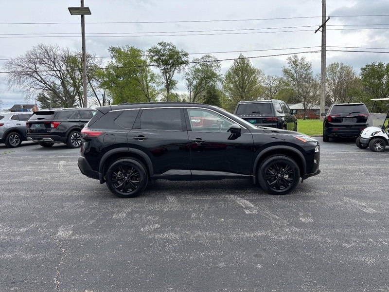 Nissan Rogue Vehicle Full-screen Gallery Image 6