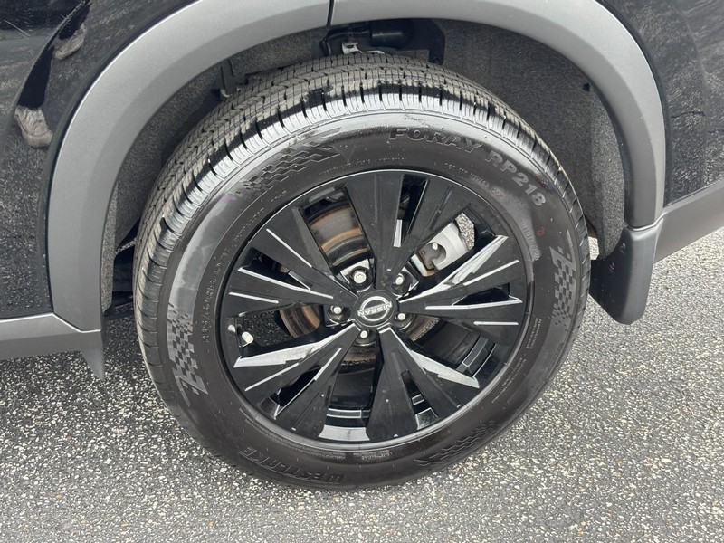 Nissan Rogue Vehicle Full-screen Gallery Image 9