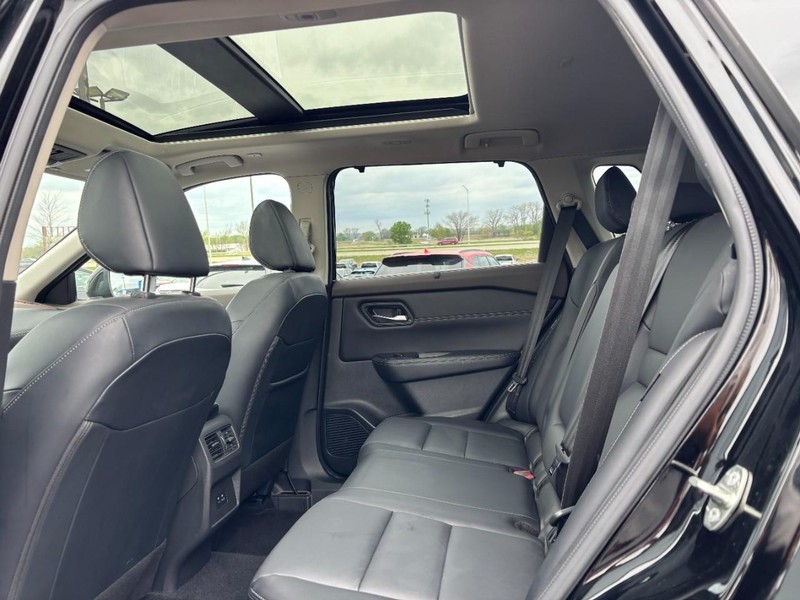 Nissan Rogue Vehicle Full-screen Gallery Image 10