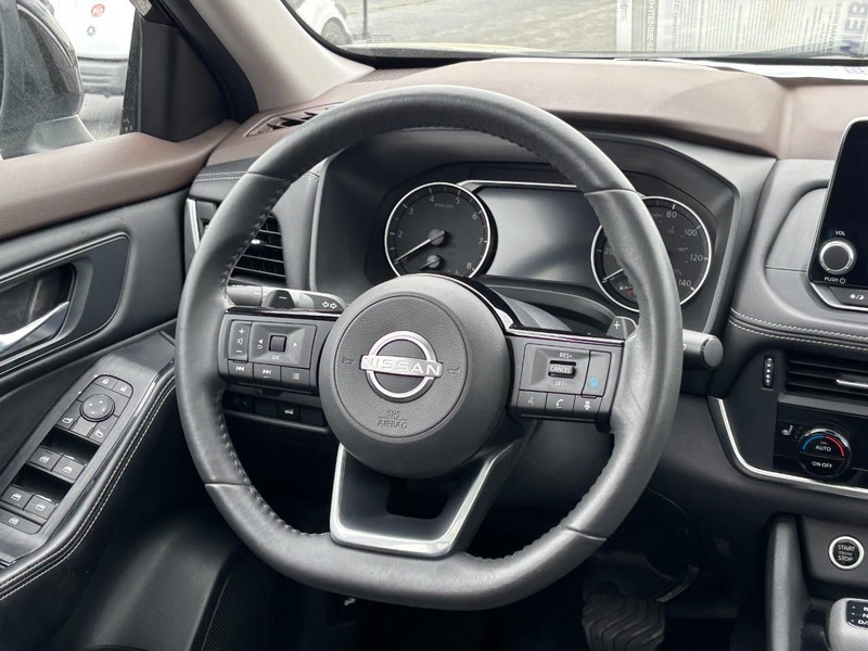 Nissan Rogue Vehicle Full-screen Gallery Image 12