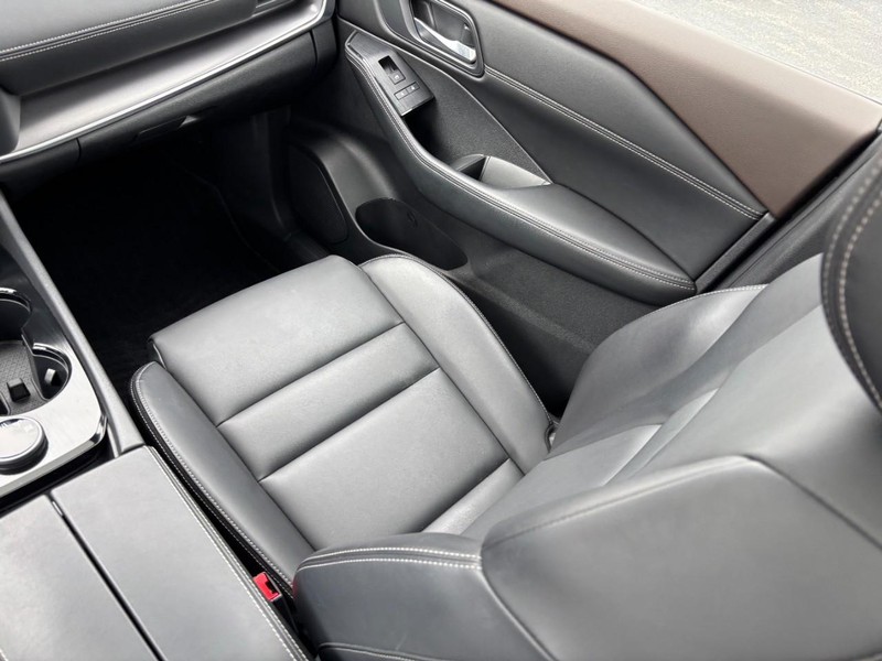 Nissan Rogue Vehicle Full-screen Gallery Image 14