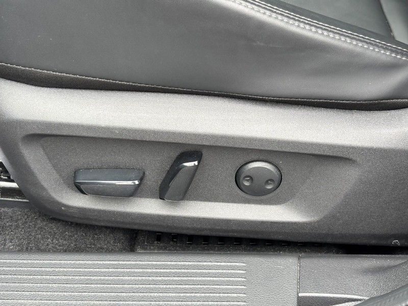 Nissan Rogue Vehicle Full-screen Gallery Image 15