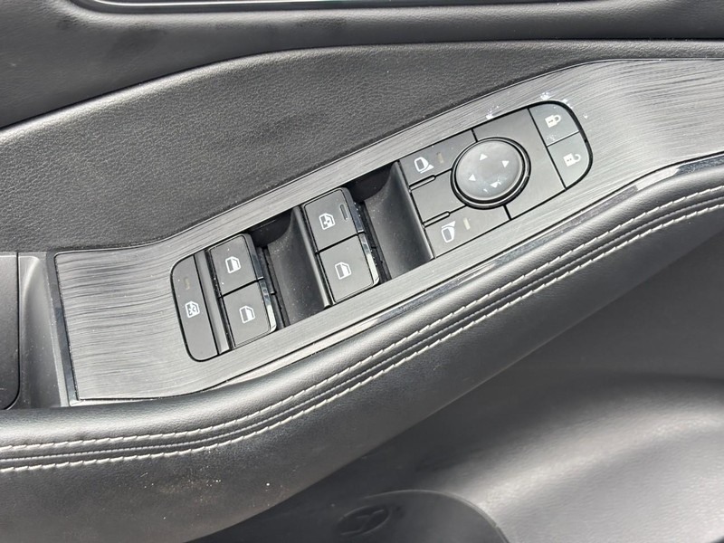 Nissan Rogue Vehicle Full-screen Gallery Image 16