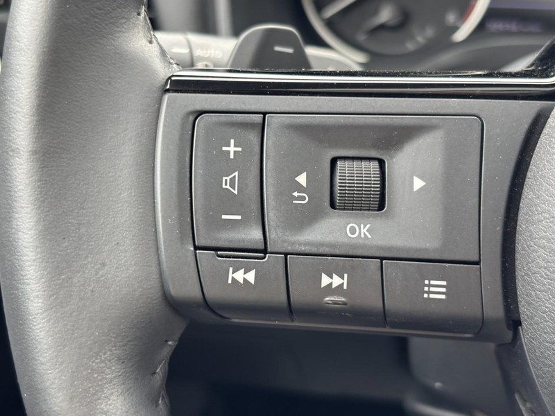 Nissan Rogue Vehicle Full-screen Gallery Image 17