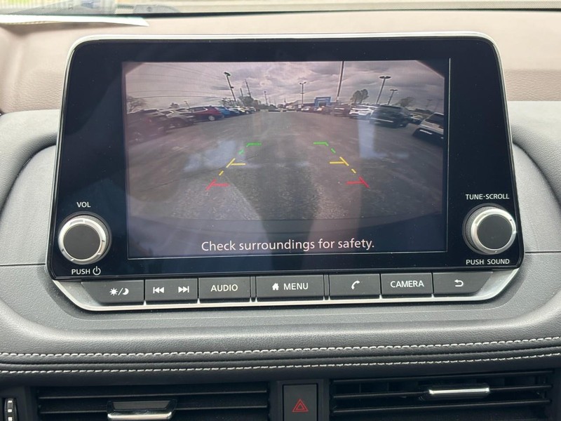 Nissan Rogue Vehicle Full-screen Gallery Image 21