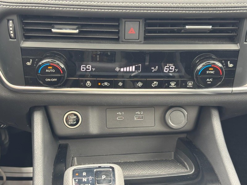 Nissan Rogue Vehicle Full-screen Gallery Image 22