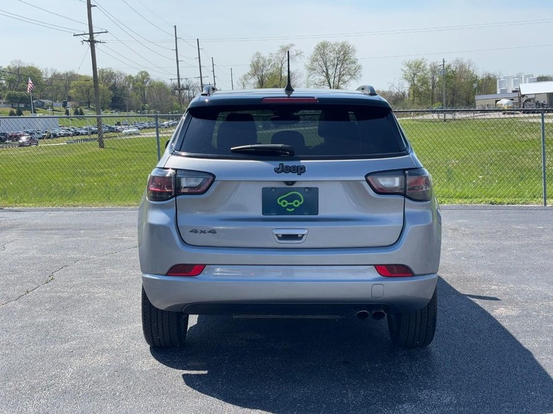 Jeep Compass Vehicle Full-screen Gallery Image 03