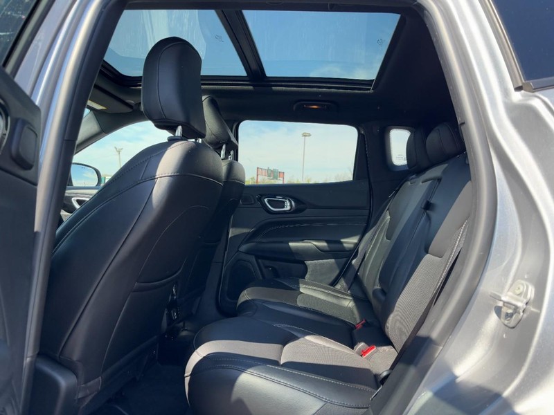 Jeep Compass Vehicle Full-screen Gallery Image 09