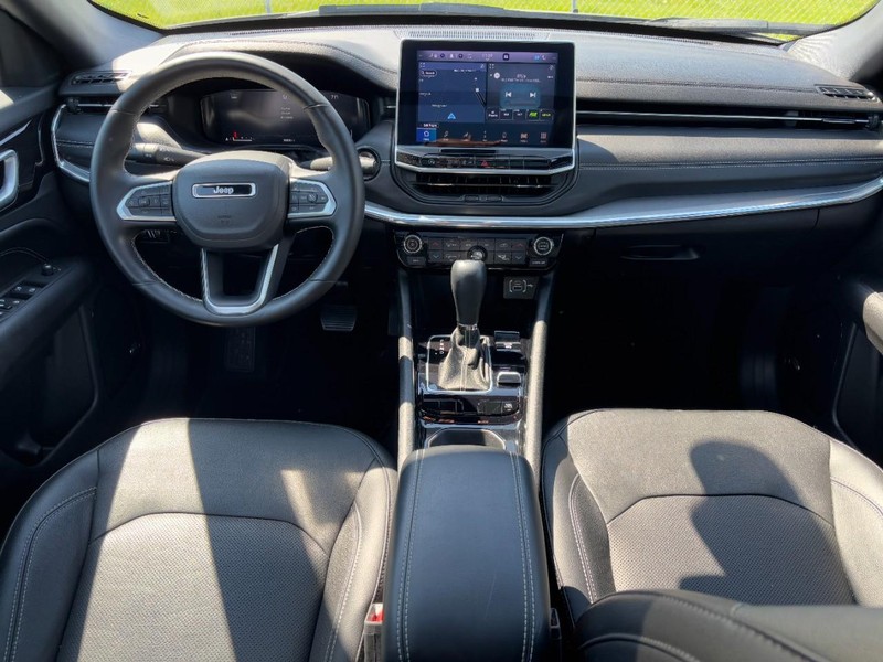 Jeep Compass Vehicle Full-screen Gallery Image 10