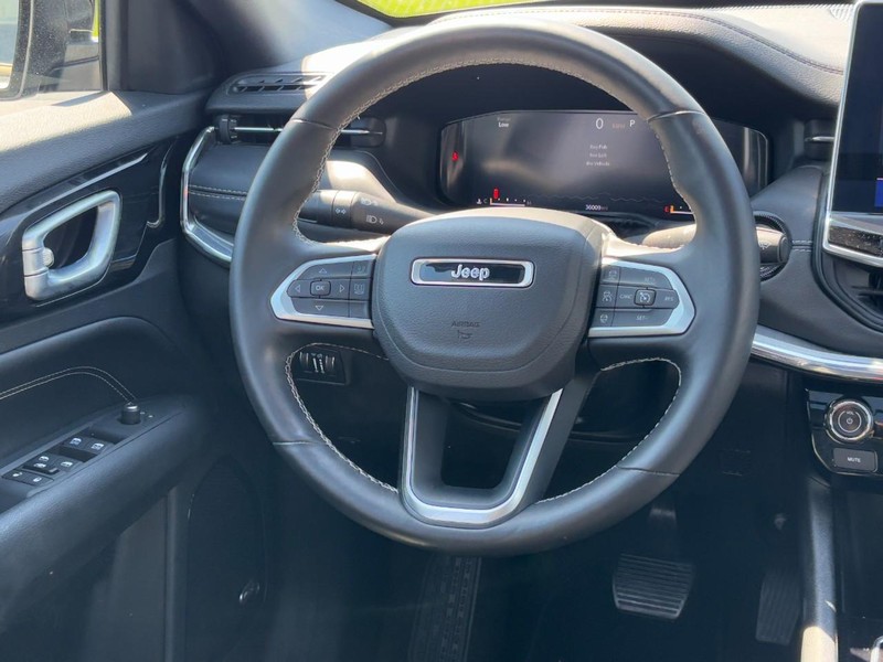 Jeep Compass Vehicle Full-screen Gallery Image 11