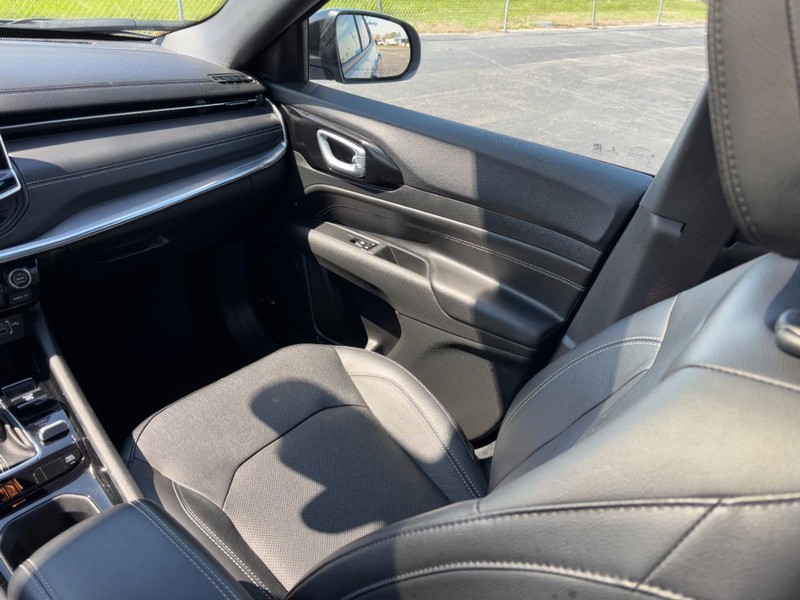 Jeep Compass Vehicle Full-screen Gallery Image 13