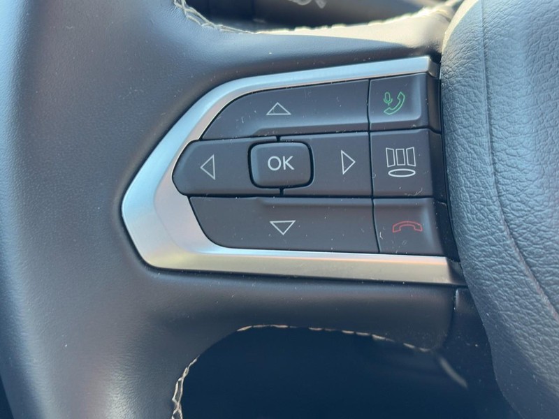 Jeep Compass Vehicle Full-screen Gallery Image 16