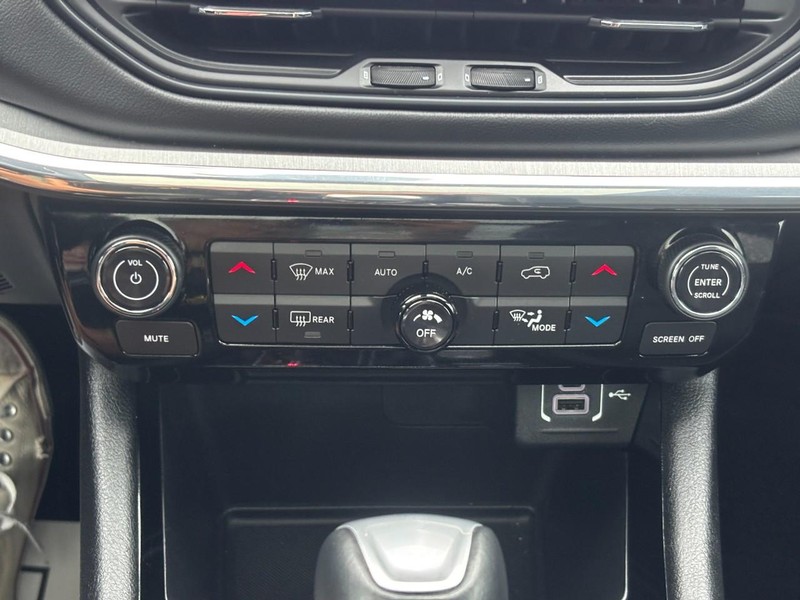 Jeep Compass Vehicle Full-screen Gallery Image 24