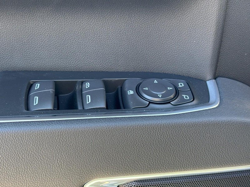 Chevrolet Silverado 1500 Vehicle Full-screen Gallery Image 11