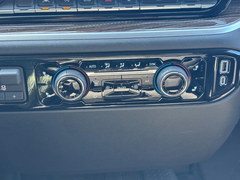 Chevrolet Silverado 1500 Vehicle Full-screen Gallery Image 18