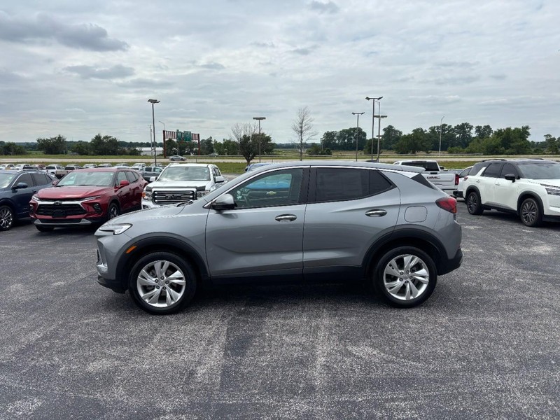 Buick Encore GX Vehicle Full-screen Gallery Image 2