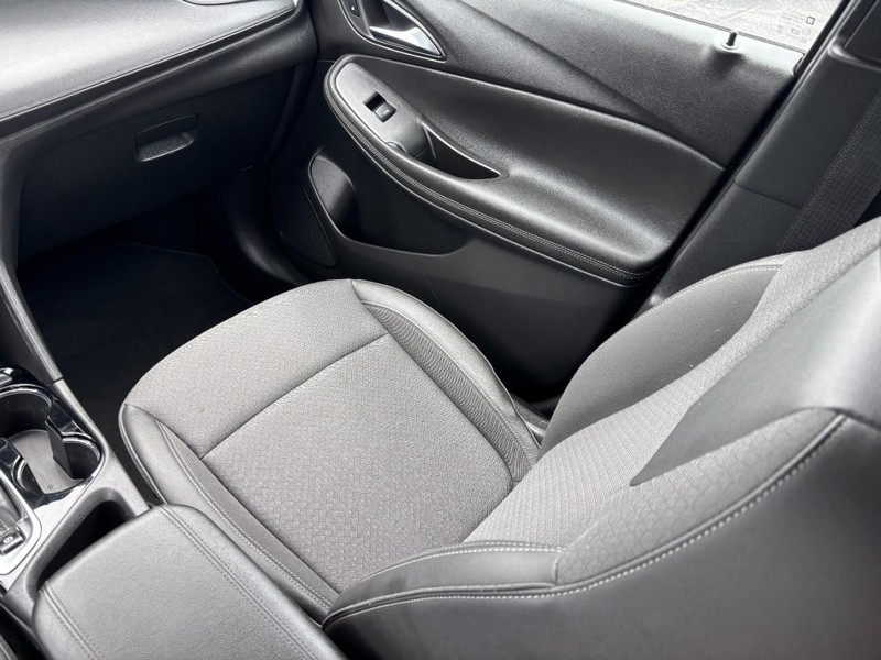Buick Encore GX Vehicle Full-screen Gallery Image 14