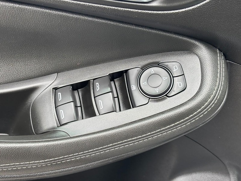 Buick Encore GX Vehicle Full-screen Gallery Image 16