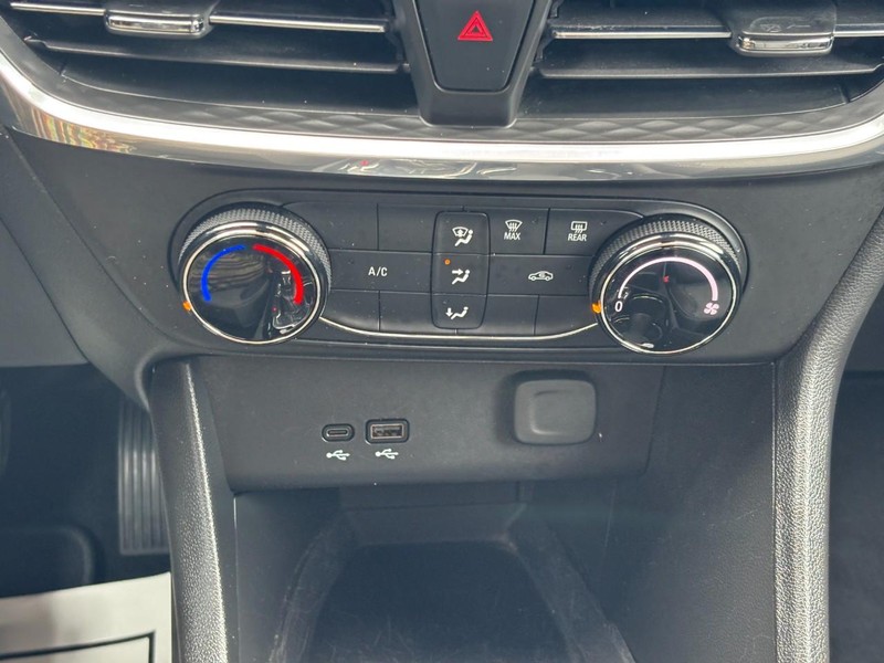 Buick Encore GX Vehicle Full-screen Gallery Image 22