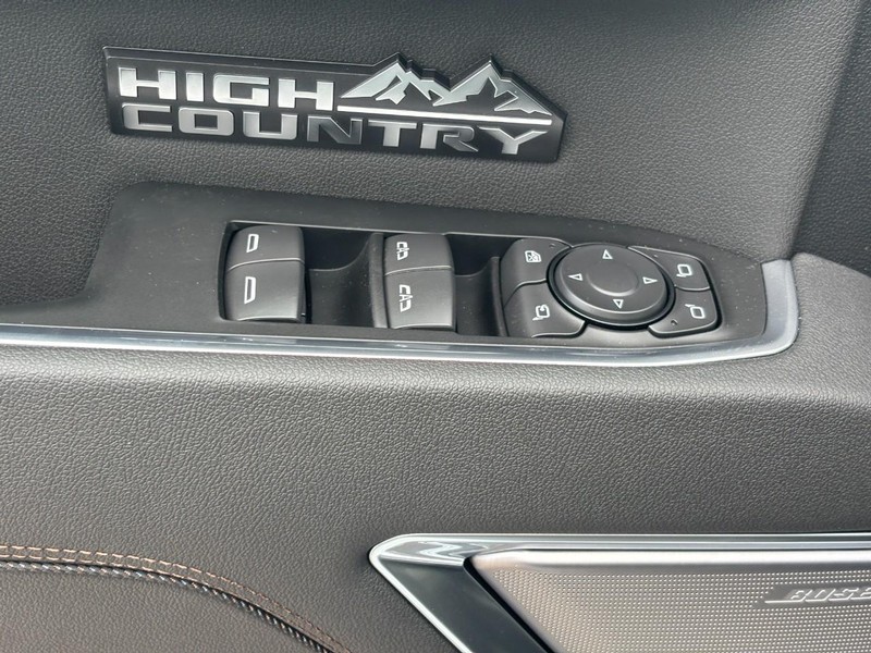 Chevrolet Silverado 1500 Vehicle Full-screen Gallery Image 11