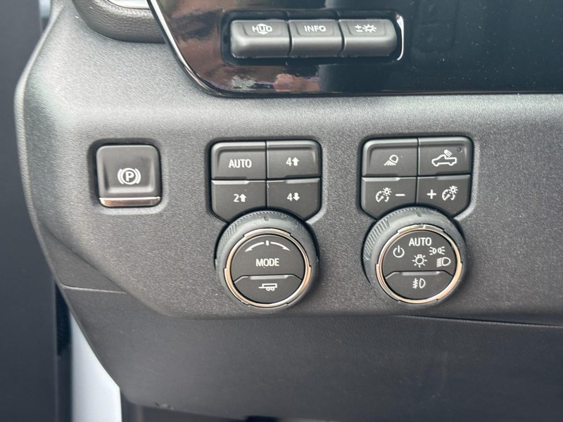 Chevrolet Silverado 1500 Vehicle Full-screen Gallery Image 12