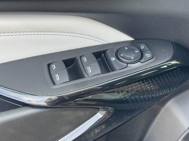 Chevrolet Trax Vehicle Full-screen Gallery Image 11