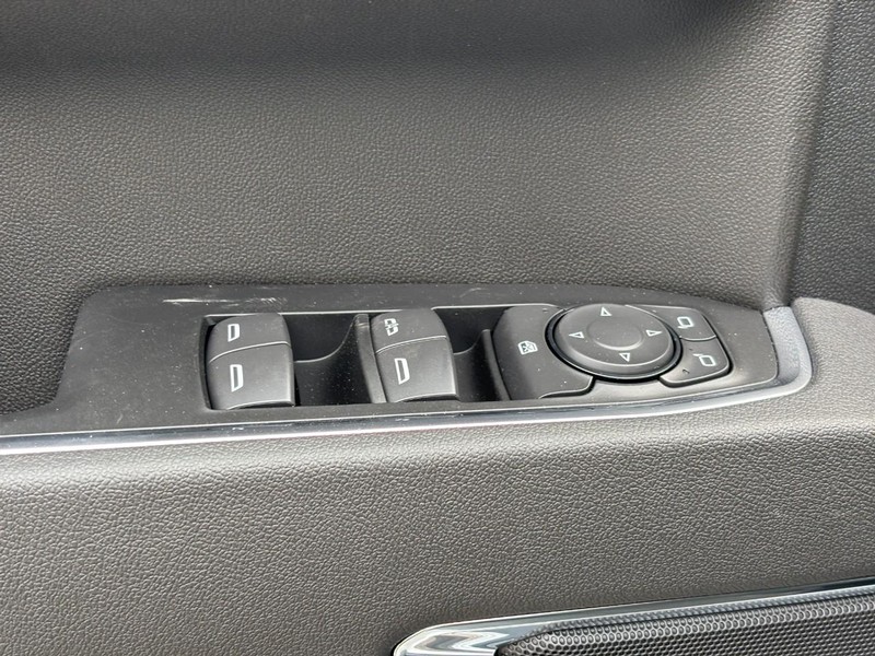 Chevrolet Silverado 1500 Vehicle Full-screen Gallery Image 11