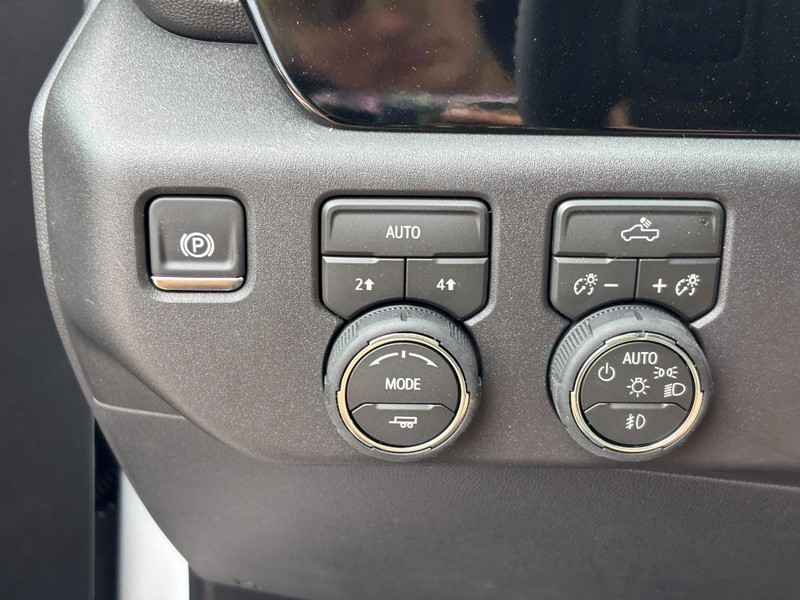 Chevrolet Silverado 1500 Vehicle Full-screen Gallery Image 12