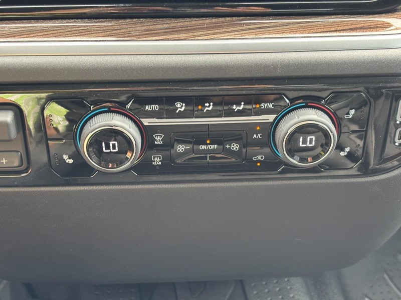 Chevrolet Silverado 1500 Vehicle Full-screen Gallery Image 18