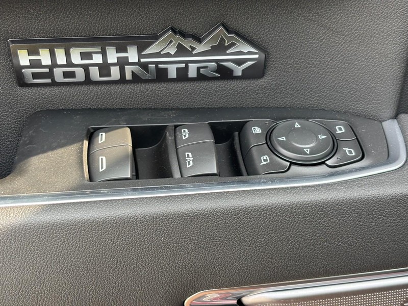 Chevrolet Silverado 1500 Vehicle Full-screen Gallery Image 11