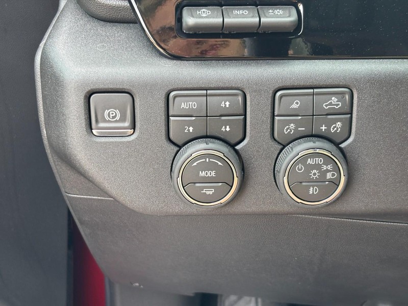 Chevrolet Silverado 1500 Vehicle Full-screen Gallery Image 12