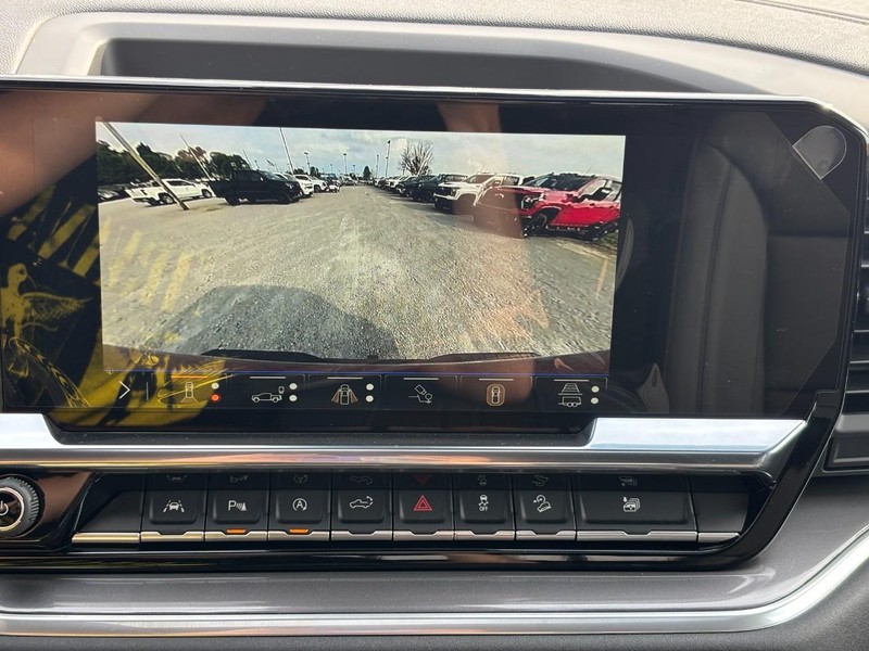 Chevrolet Silverado 1500 Vehicle Full-screen Gallery Image 18