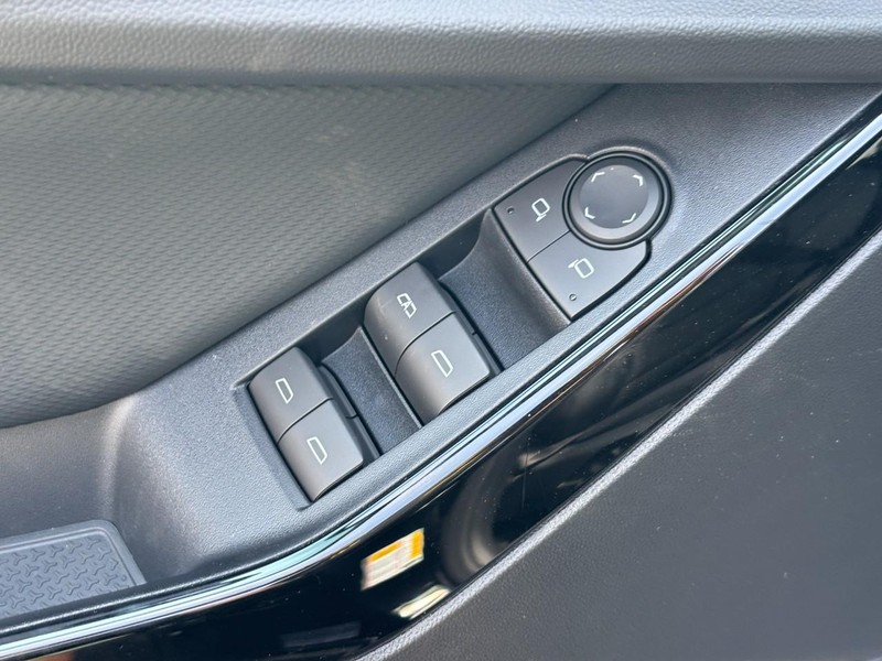 Chevrolet Equinox Vehicle Full-screen Gallery Image 11