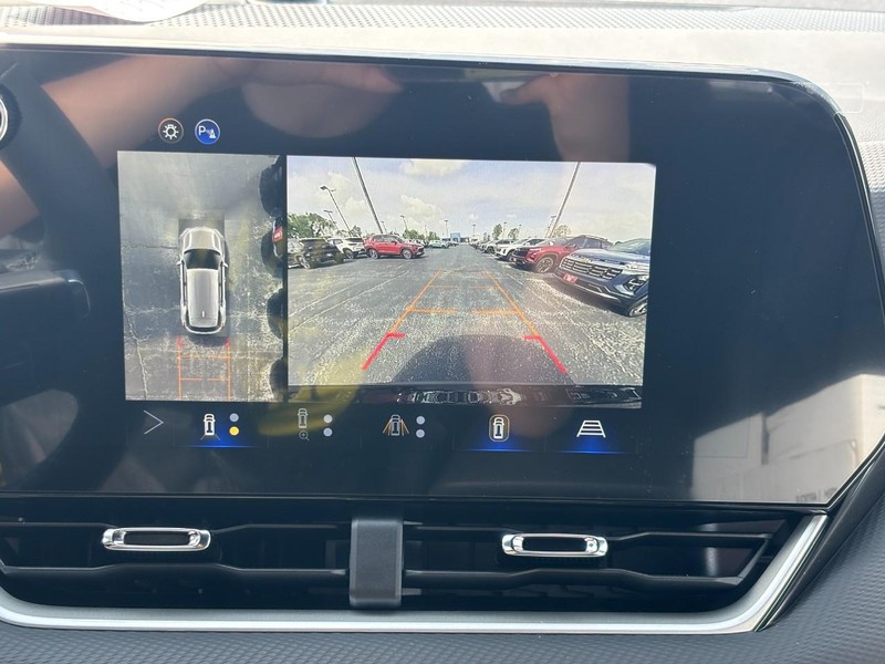 Chevrolet Equinox Vehicle Full-screen Gallery Image 17