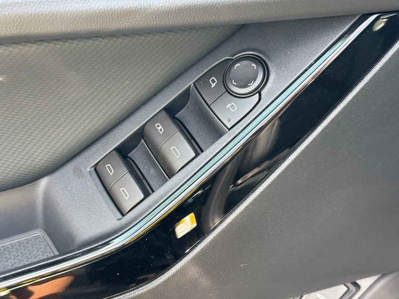 Chevrolet Equinox Vehicle Full-screen Gallery Image 11