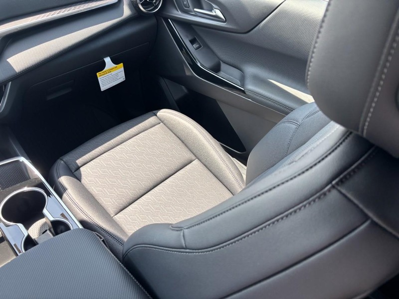 Chevrolet Equinox Vehicle Full-screen Gallery Image 9