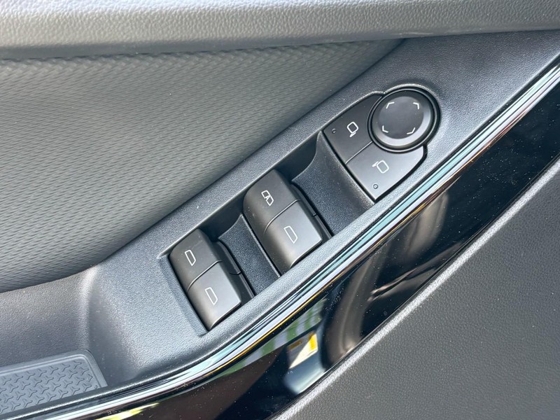 Chevrolet Equinox Vehicle Full-screen Gallery Image 11