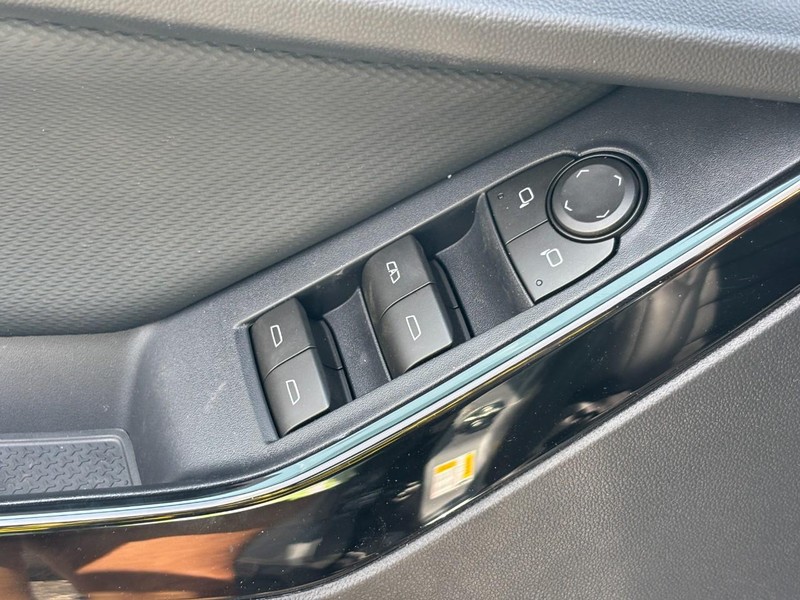 Chevrolet Equinox Vehicle Full-screen Gallery Image 11