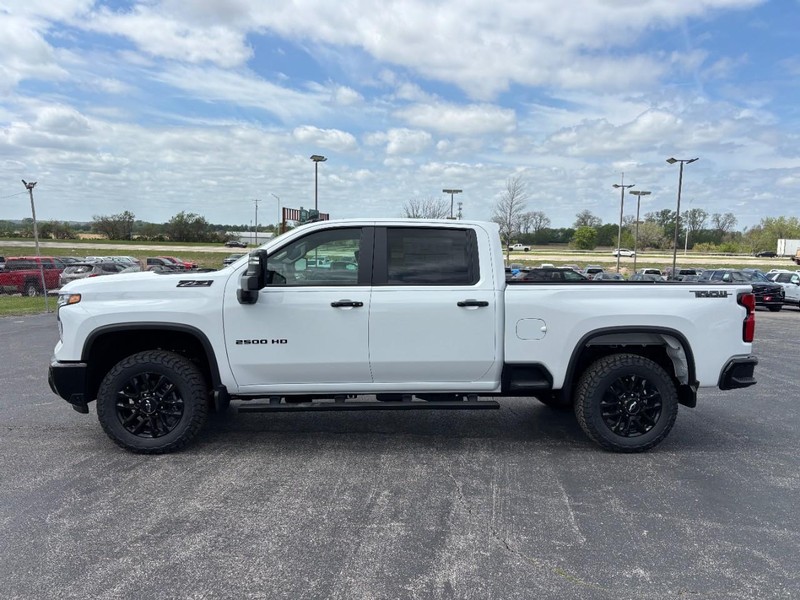 Chevrolet Silverado 2500HD Vehicle Full-screen Gallery Image 2