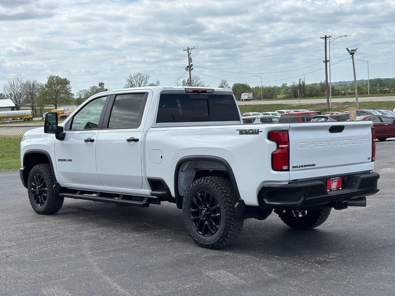 Chevrolet Silverado 2500HD Vehicle Full-screen Gallery Image 3