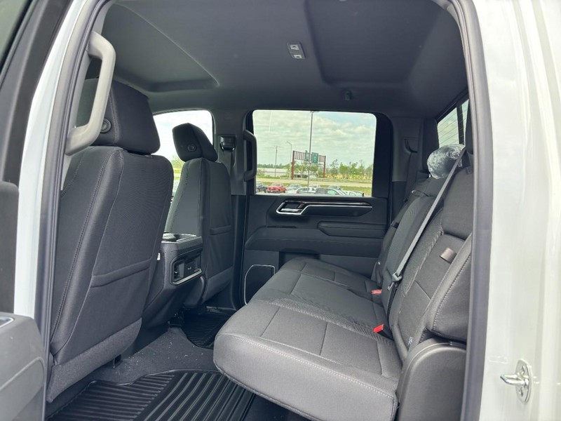 Chevrolet Silverado 2500HD Vehicle Full-screen Gallery Image 5