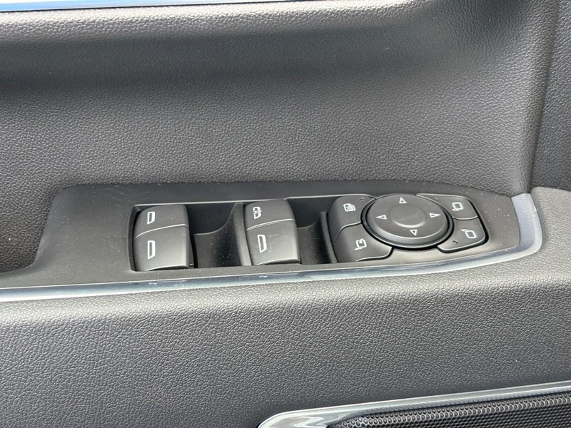 Chevrolet Silverado 2500HD Vehicle Full-screen Gallery Image 11