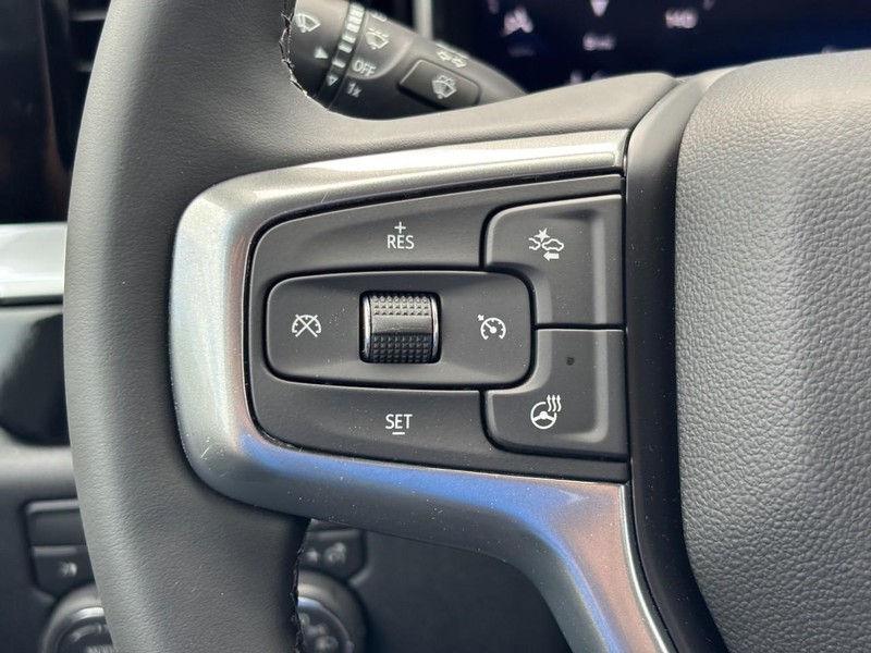 Chevrolet Silverado 2500HD Vehicle Full-screen Gallery Image 12