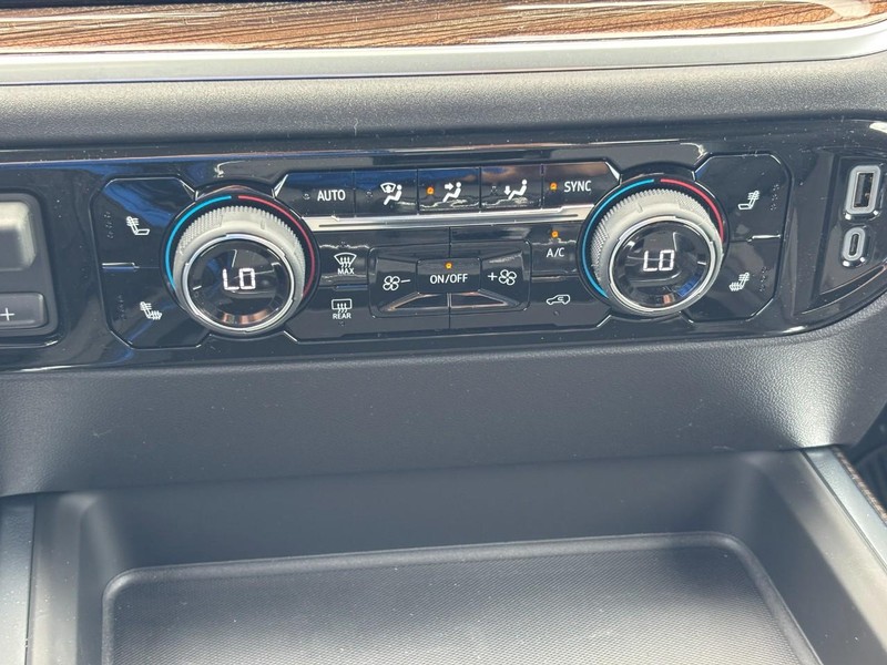 Chevrolet Silverado 2500HD Vehicle Full-screen Gallery Image 17