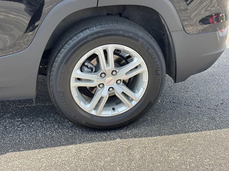 GMC Terrain Vehicle Full-screen Gallery Image 09