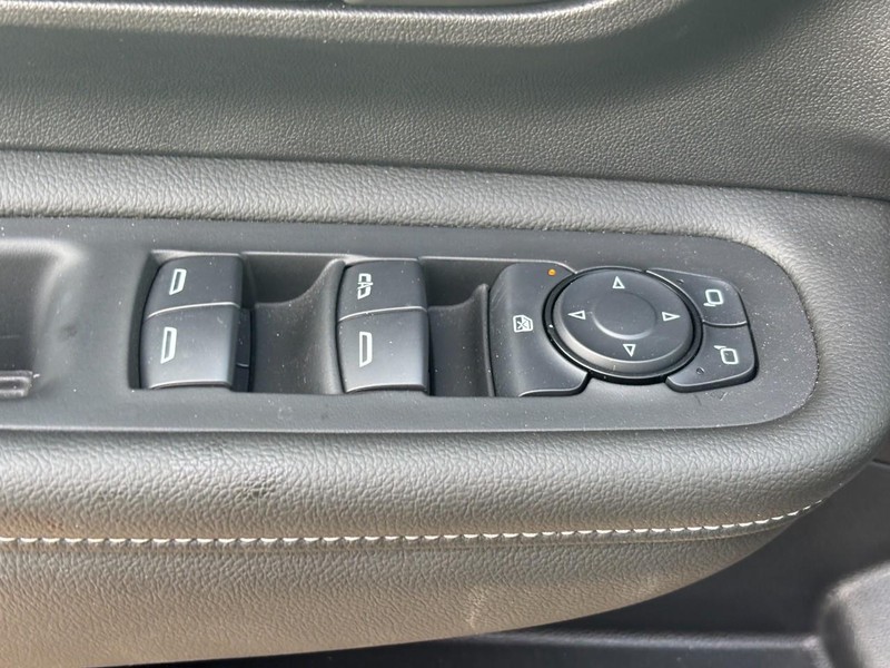 GMC Terrain Vehicle Full-screen Gallery Image 16